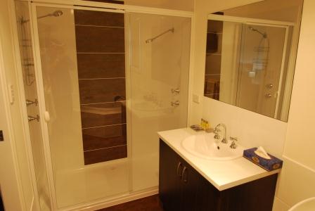 Port Augusta Accommodation Luxury Eco Apartments Shower